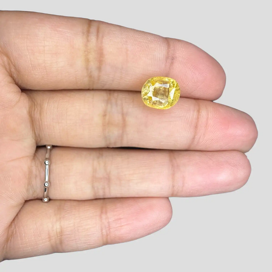 Real Yellow Sapphire Gemstone In Oval Shape 5.2 Carats 9.28x7.84x7.17mm Size